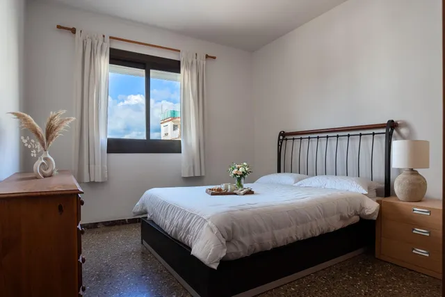Piso de 3 dormitorios con terraza en el centro de Torredembarra — 9
