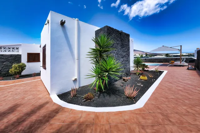 Villa con piscina y vistas despejadas a hacia el paisaje volcanico — 28