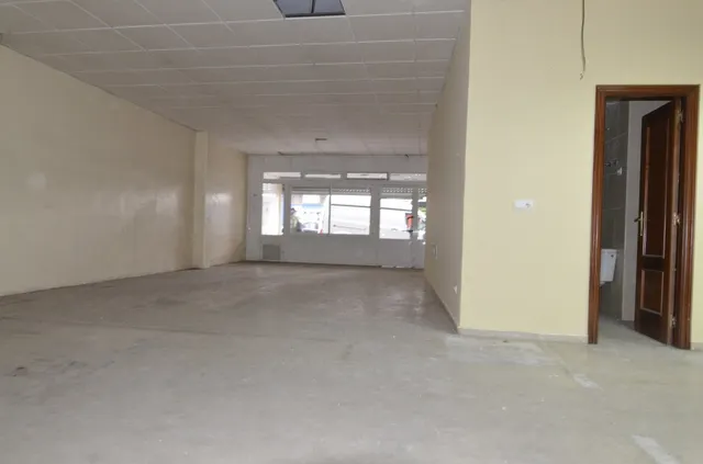 Urbis te ofrece un local comercial en zona San Cristóbal, Salamanca. — 2