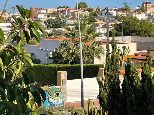 Casa con parcela en Los Balcones, Torrevieja. 5 dormitorios, 2 baños — 2