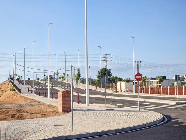ALQUILER LOCAL COMERCIAL EN LA MEJOR UBICACIÓN DE ALTABIX NUEVO, CON 32m FACHADA Y 9 PERSIANAS A LA CALLE!!! — 37