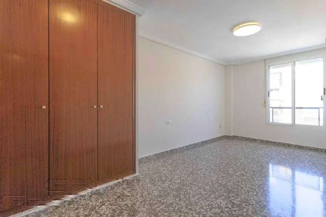 Amplia vivienda de 4 dormitorios con garaje, trastero y metro a pocos minutos — 36