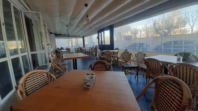 se vende restaurante, equipado a 50 de la playa. Terraza cerrada. — 2