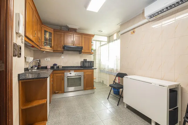 3º sin ascensor, de 3 habitaciones, 1 baño y balcón — 4