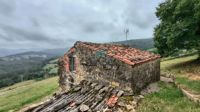 Finca rústica de 29.600 m2 con edificación urbana residencia - foto 2