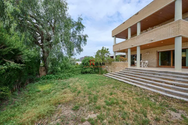 ESPETACULAR CASA EN ZONA EXCLUSIVA Y TRANQUILA CON JARDÍN — 49