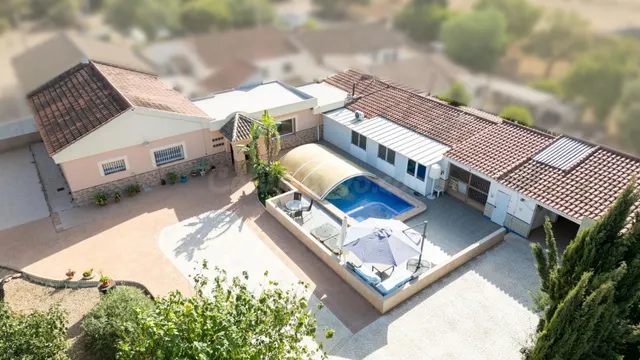 ESPECTACULAR VILLA CON 35.548 m2 DE TERRENO A 5 MINUTOS DE F - foto 2