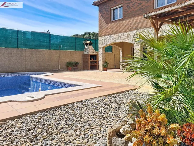 En venta Chalet independiente con piscina