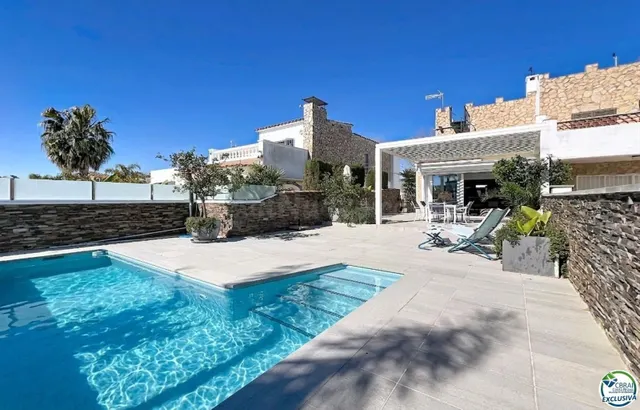 Casa renovada al sur, con piscina y acceso a un canal amplio - foto 3