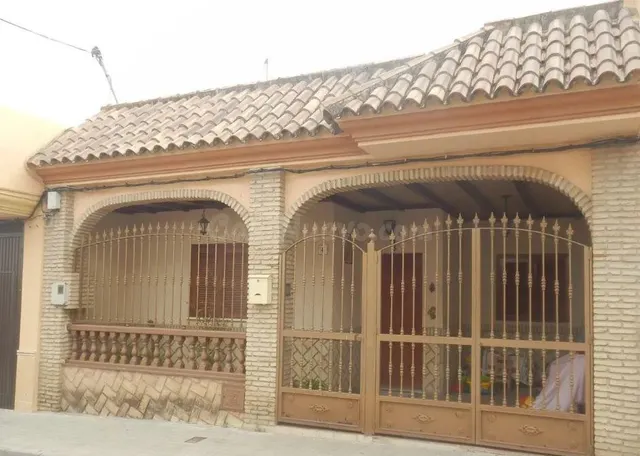 SE VENDE CASA OKUPADA en Calle HUERTECILLO Nº 4 Cuervo de Sevilla (El) (Sevilla) — 3