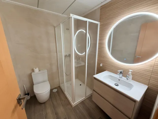 ¡Abre la puerta a tu nuevo hogar! Amplia terraza, garaje y totalmente amueblado — 36