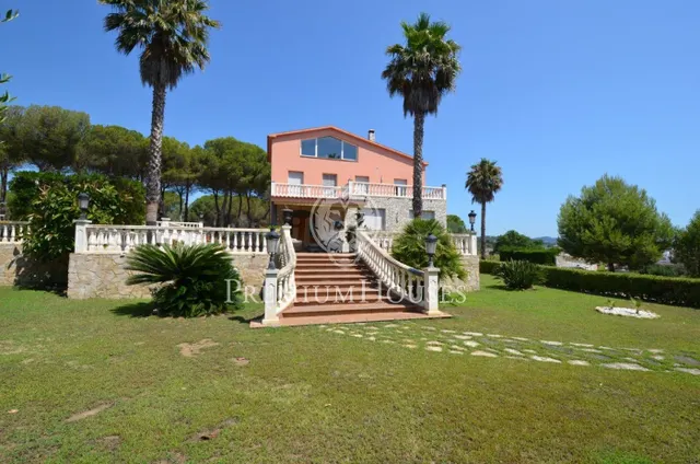 Casa en venta con gran parcela frente al mar en Canet de Mar