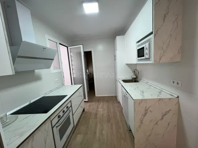 Piso recién reformado con garaje en el centro de Cáceres — 3