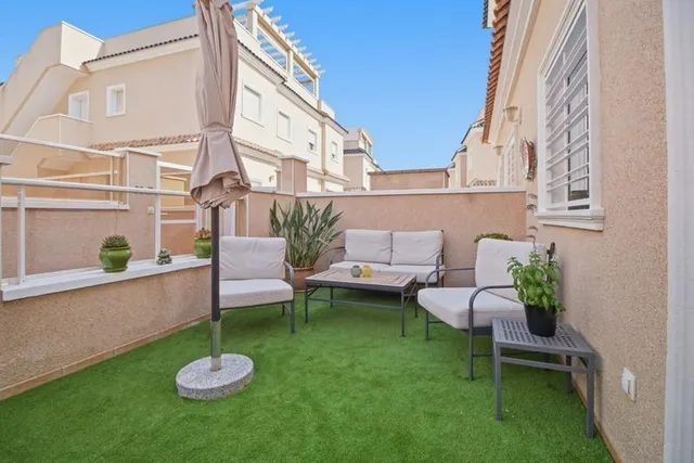 Adosado de 3 dormitorios con gran espacio exterior en Punta Prima — 32
