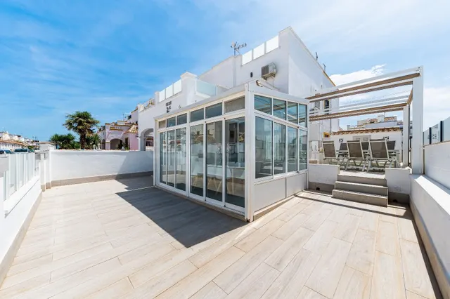 Precioso adosado totalmente reformado con piscina comunitaria, ideal para familias — 2