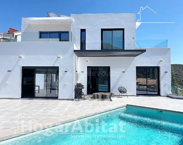 CHALET SEMINUEVO CON PISCINA, GARAJE Y VISTAS DESPEJADAS — 4