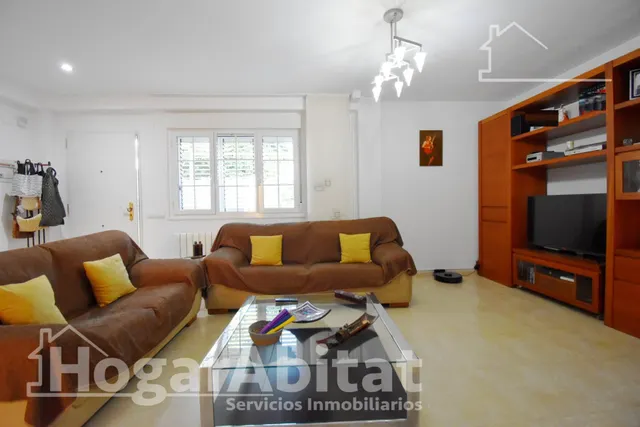 ADOSADO CON 3 TERRAZAS, BALCÓN, PISCINA Y GARAJE — 42
