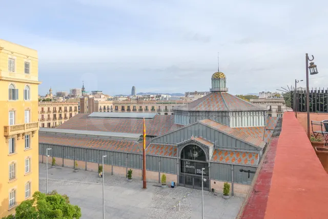 Espectacular vivienda esquinera con siete balcones frente al Mercat del Born — 42