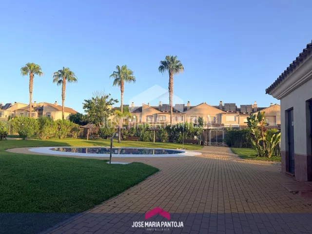 CHALET ADOSADO EN RESIDENCIAL GUADABAJAQUE