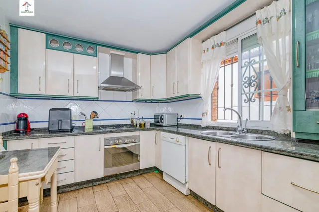 ¡AMPLIA CASA DE 4 DORMITORIOS, 3 BAÑOS Y CALEFACCIÓN CENTRAL EN LA ZUBIA! ✨ — 24