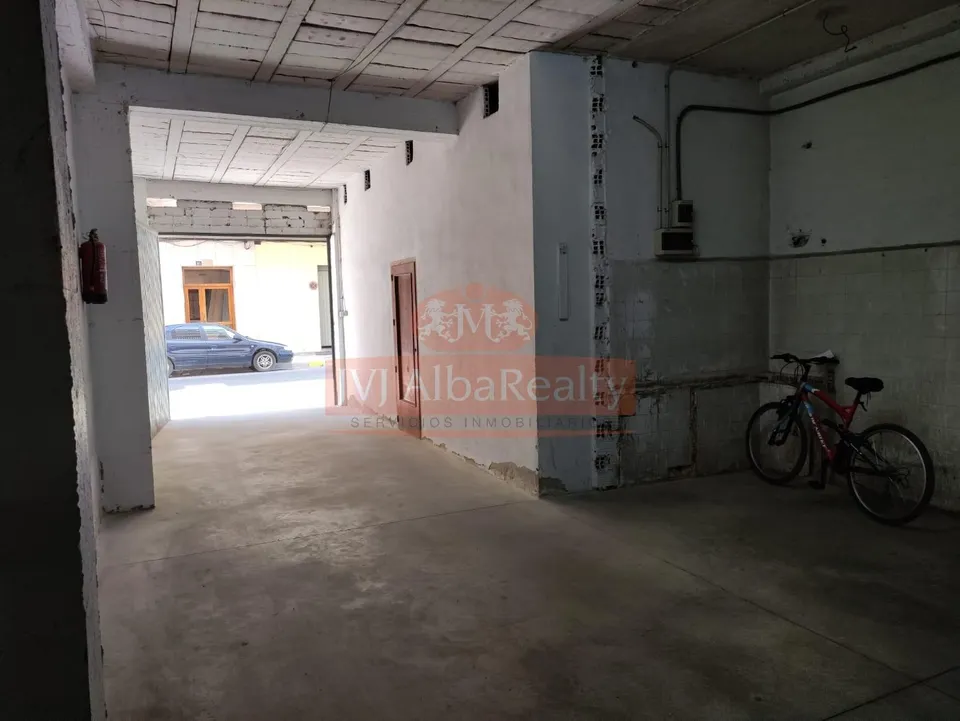 SE VENDE LOCAL CON VADO, EN ZONA ENSANCHE-CIRCUNVALACION.