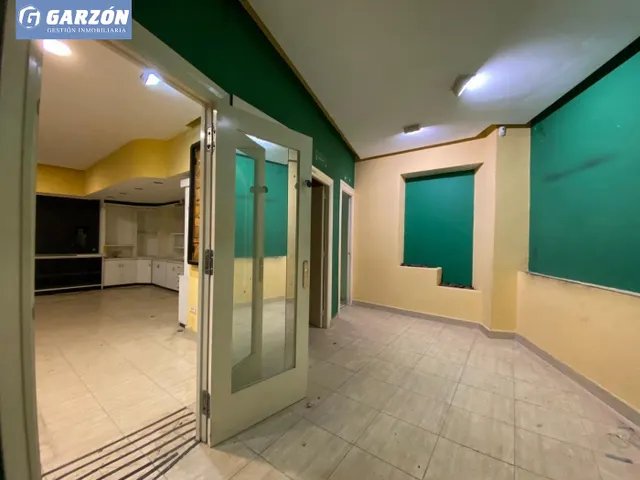 Gran local en Alquiler en Reyes Católicos — 11