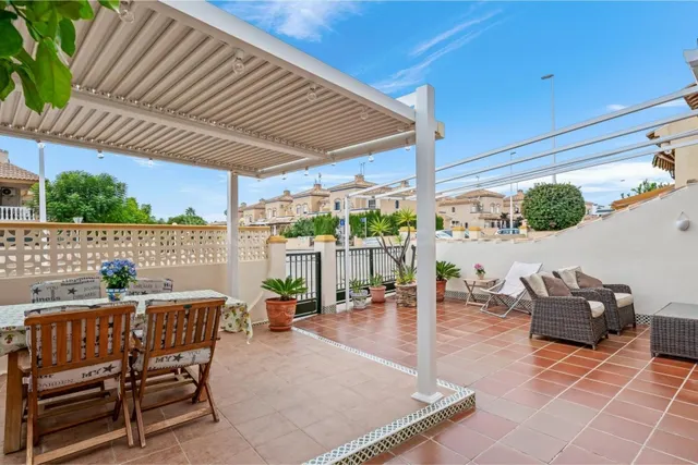 Casa adosada soleada con amplias terrazas en La Zenia - foto 3