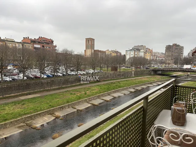Girona Centro | Piso soleado con vistas al río y a pocos min