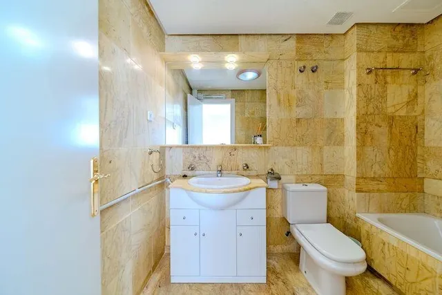 Moderno chalet adosado con piscina y vistas al mar — 10