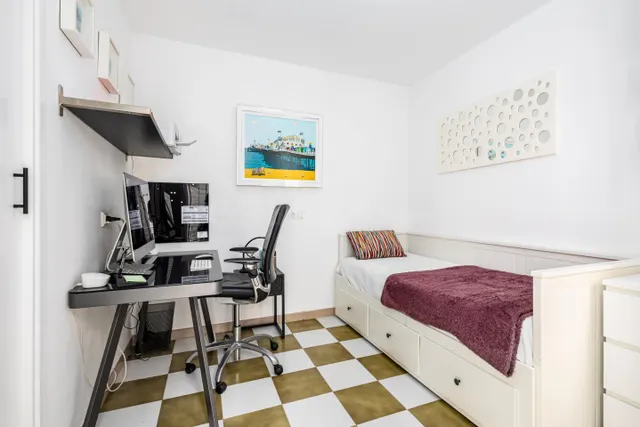 Casa unifamiliar en venta  con piscina privada, 5 dormitorios y amplio patio en Málaga — 28