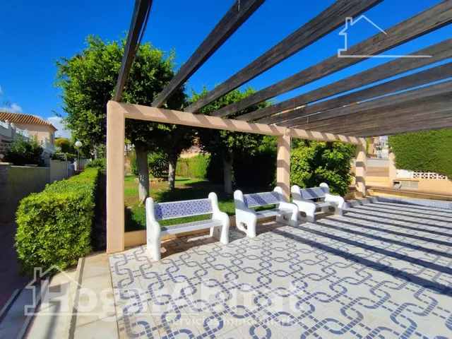 Espacio exterior, luz y privacidad en este adosado reformado en esquina con gran terraza y piscina comunitaria — 47