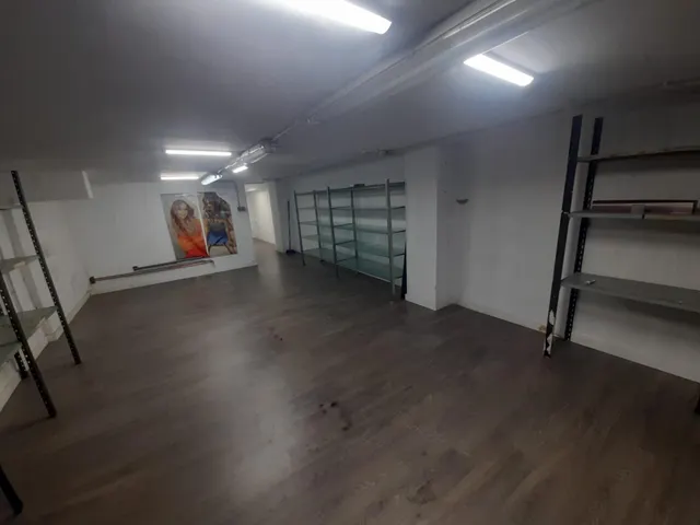 Se alquila local comercial en primera línea en Calle San Fernando de Santander. — 12
