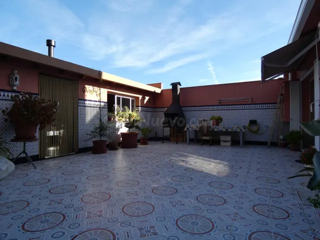 CALONGE: Edificio de 3 viviendas, + garages, con gran patio 