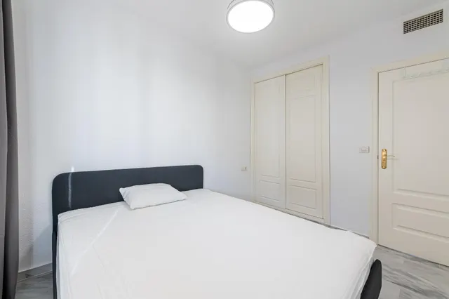 Piso reformado con gran terraza al sur, vistas verdes, garaje y piscina en Benalmádena Pueblo — 20