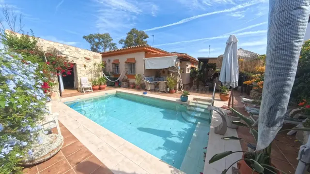 Chalet urbano reformado con piscina, placas solares y todas  - foto 3