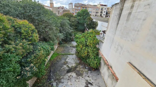 Edifificio neoclasico en el centro de Figueres. — 28