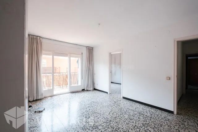 Piso totalmente exterior con balcón en una ubicación tranqui - foto 2