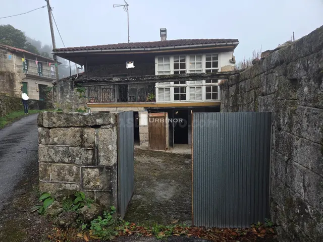 CASA de piedra, con patio cerrado. A 1 km. AYTO. ESGOS