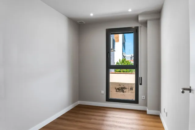 Vivienda reformada a estrenar con 3 estancias, terraza privada y espacio polivalente en Badalona — 12