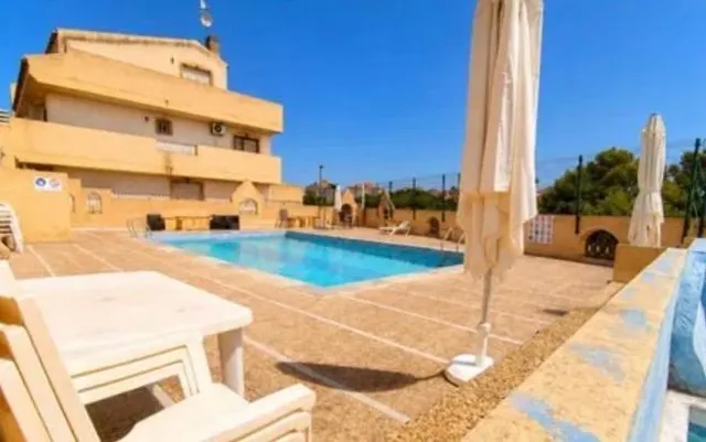 Chalet adosado de 3 dormitorios con terraza y piscina comunitaria en Playa Flamenca — 34