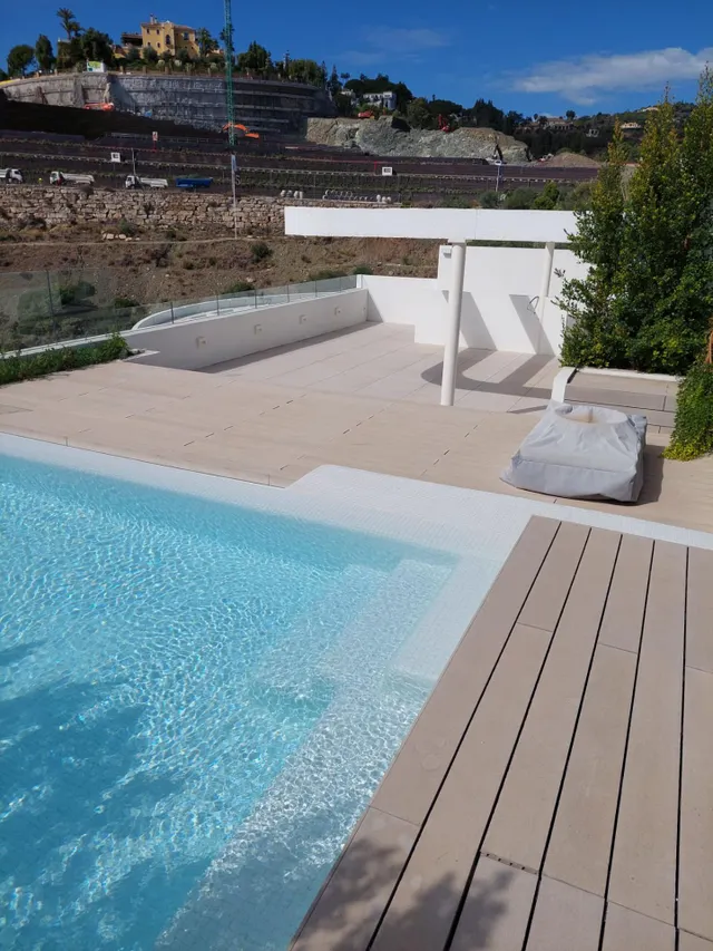 Espectacular Ático de Lujo con solarium, piscina privada y vistas al mar. 4 dormitorios y 4 baños. Benahavis — 41