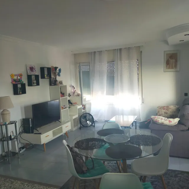 Piso de 3 dormitorios con cocina-comedor abierta y barra americana — 12