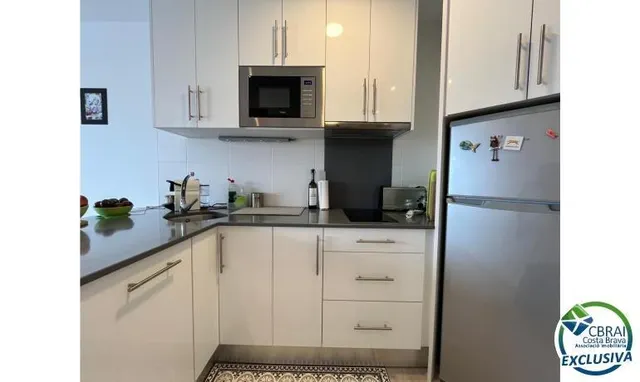 Bonito y moderno piso con vistas al canal y amarre de 2,5 x 5 m en Port Emporda, cerca de la playa y del centro de Empuriabrava — 6
