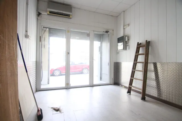 Local comercial de 92 m2 diáfano con vado permanente — 4