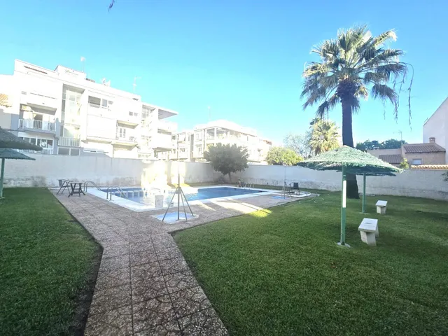 Dúplex adosado, 2 dormitorios, 1 baño, piscina comunitaria, cerca de la Avda. de las Habaneras, a unos 10/15 min. a pie de la playa del Cura — 36