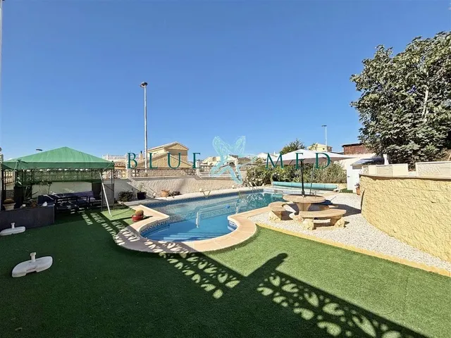 VILLA NEPTUNO EN ESQUINA CON PISCINA, SOLÁRIUM Y AMPLIA PARC - foto 2