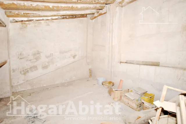 Amplia casa esquinera con terraza y trastero en el centro — 38