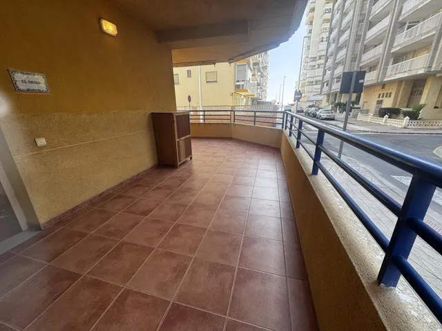 APARTAMENTO A ESCASOS METROS DEL MAR, CON PISCINA. — 26