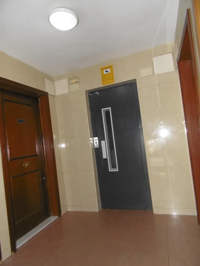 Piso reformado con terraza y ascensor — 25