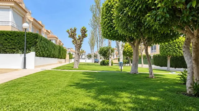 Bungalow esquinero renovado con terraza privada y piscinas comunitarias — 15